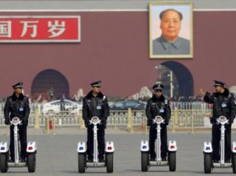 中国全国人大开幕北京警察在天安门加紧巡逻