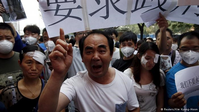 天津“8·12”大爆炸受害业主和死难者家属要求政府公布真相。（来源：德国之声）