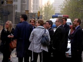 北京海淀区第二法院开庭审理丁家喜和李蔚案，西方外交官聚集在法庭外，2014年4月8日